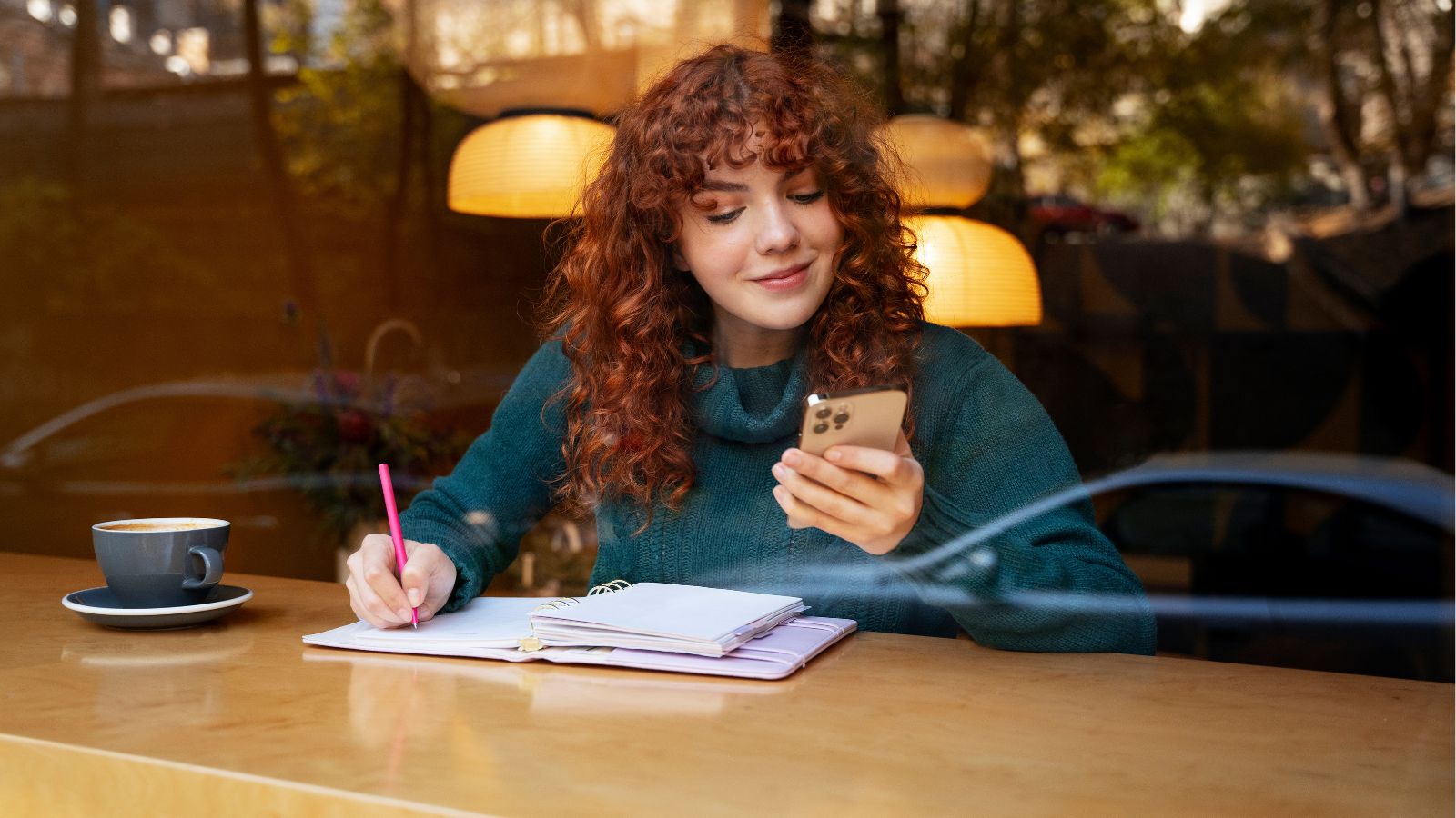 Mulher fazendo currículo com o celular