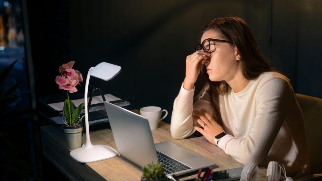 Mulher cansada no trabalho