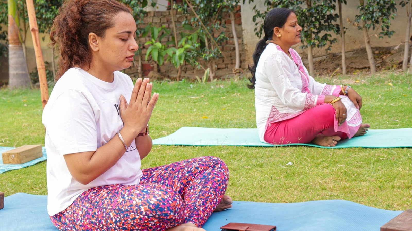 Mulheres meditando