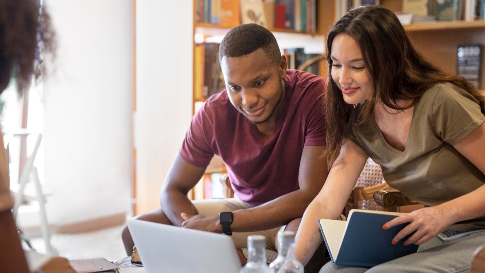 Jovens em reunião do trabalho
