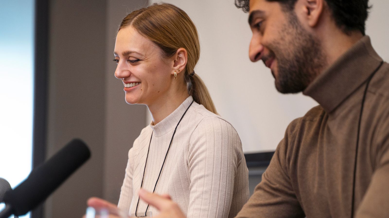 Pessoas falando em público