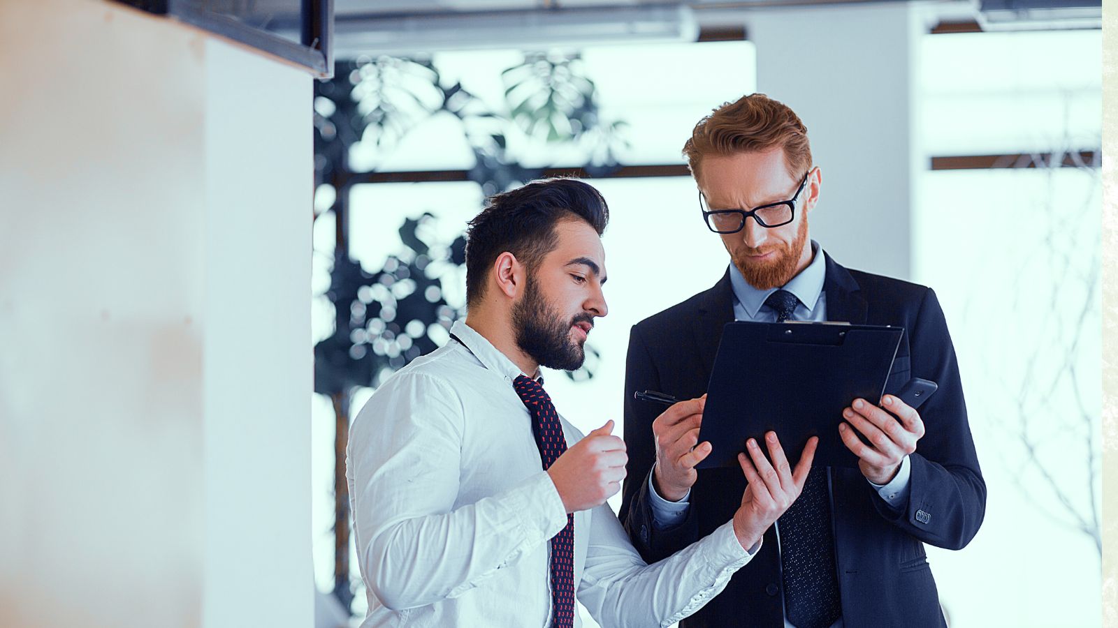 Chefe e funcionário conversando