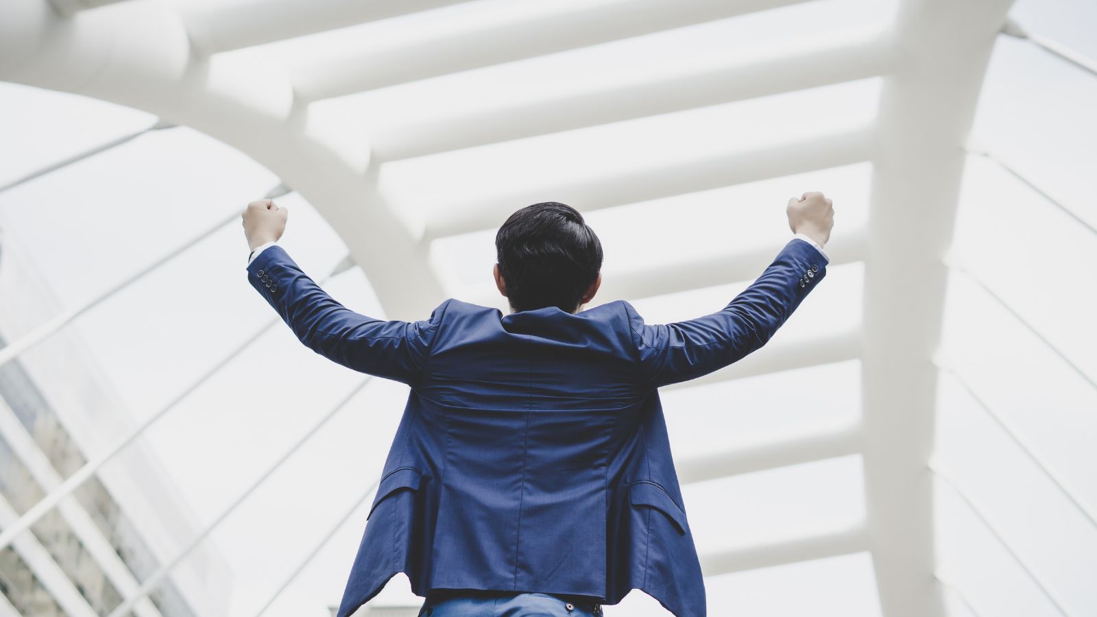 Homem de costa com as mãos para cima