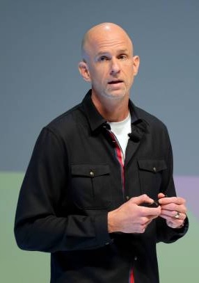 Tor Myhren, vice-presidente de comunicações de marketing da Apple