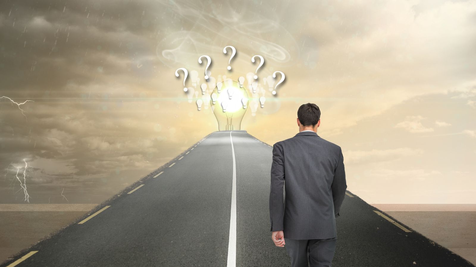 Homem que anda em uma estrada