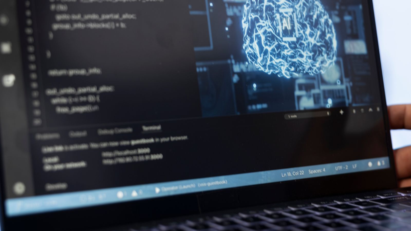 Laptop com centro de dados atualizando IA