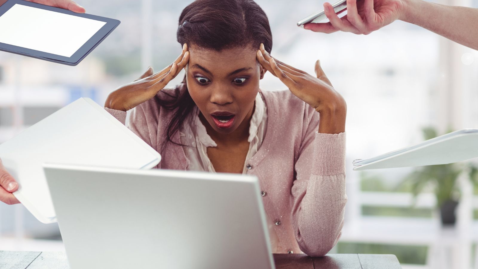 Mulher no serviço com colegas pedindo ajuda