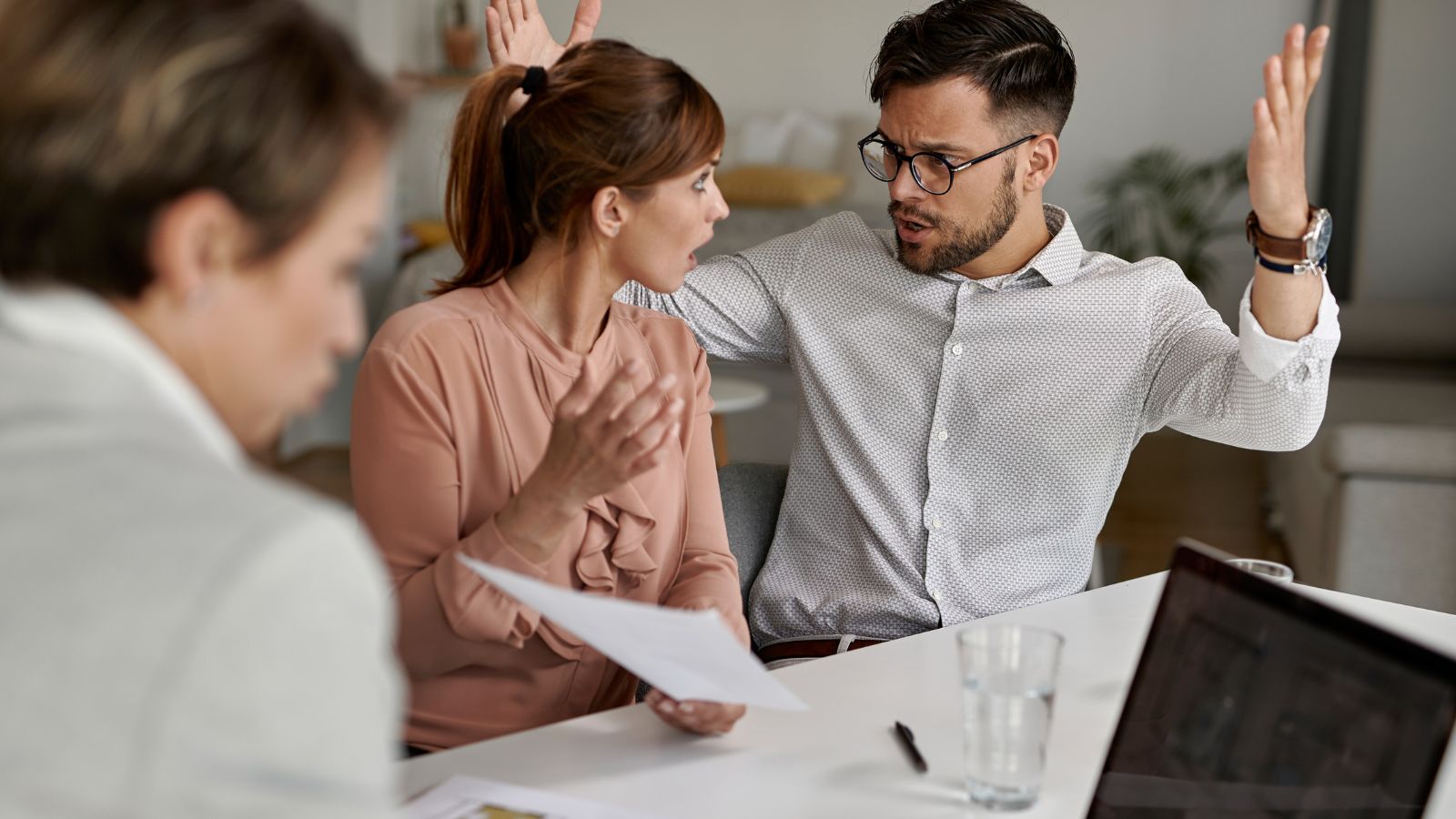 Colegas de trabalho discutindo