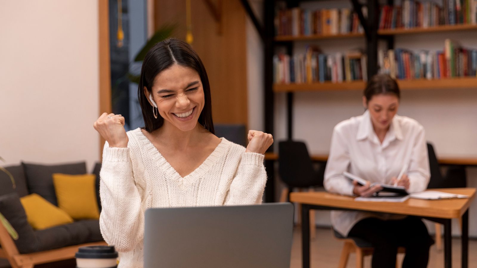 Mulher comemorando promoção