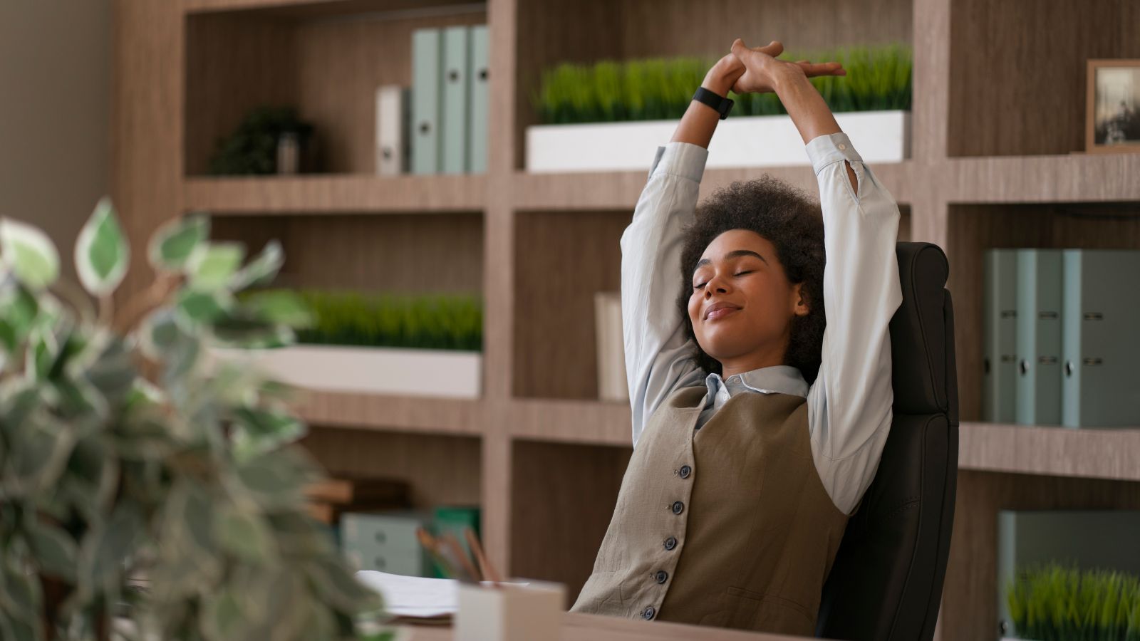 Mulher relaxada no trabalho