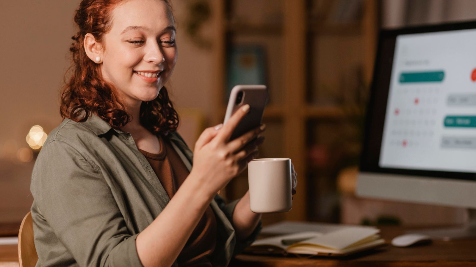 Pessoa organizando rotina por aplicativo