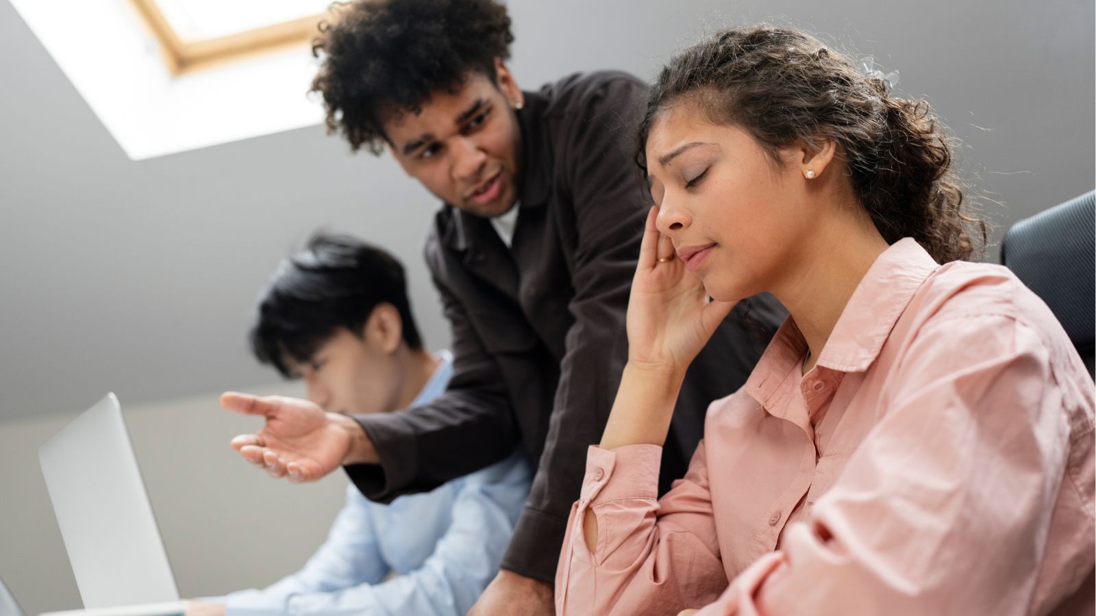 Jovens trabalhando infeliz