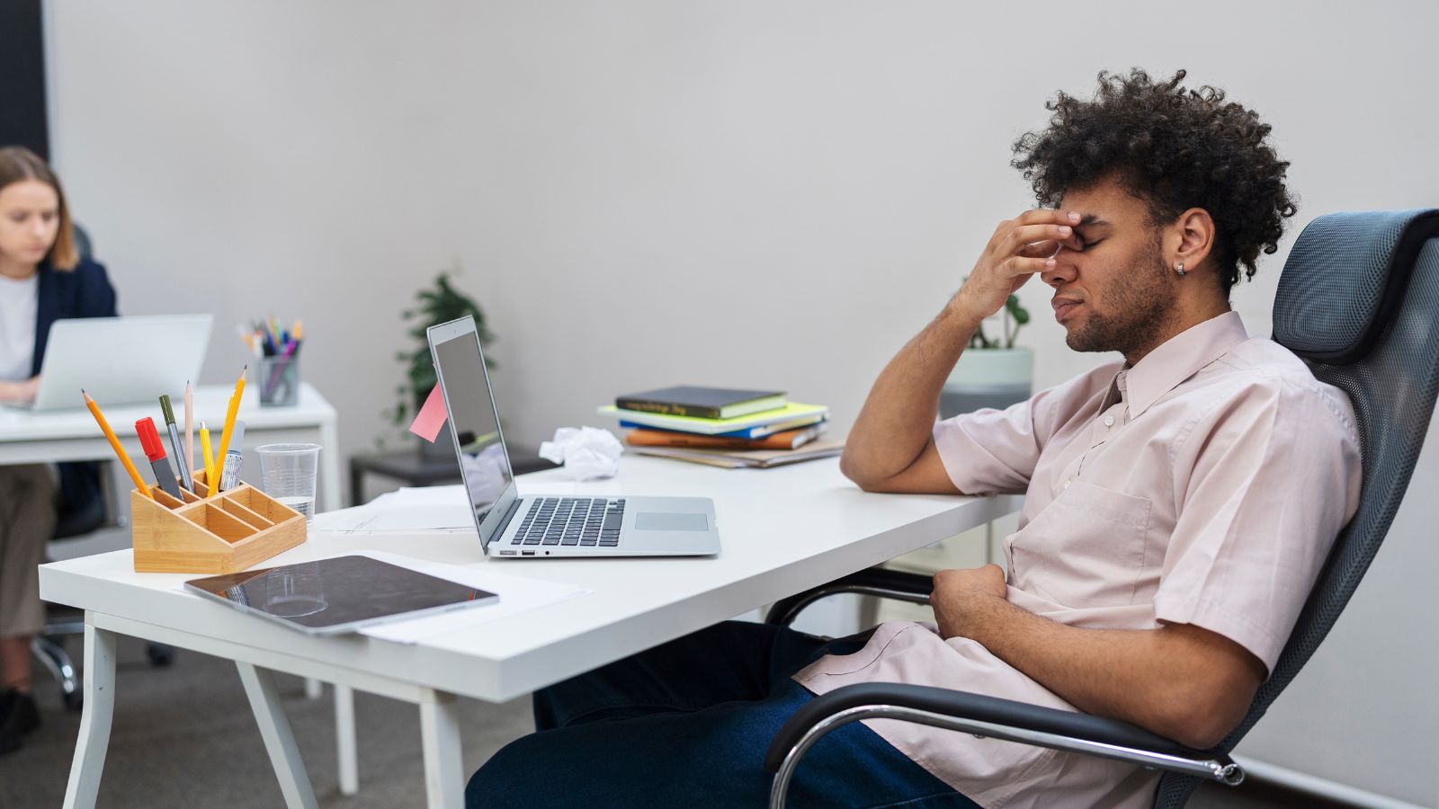Homem cansado no trabalho
