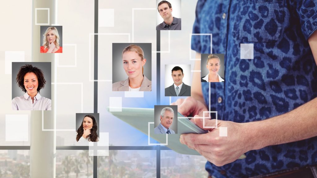 Recrutador de RH selecionando candidato por tablet