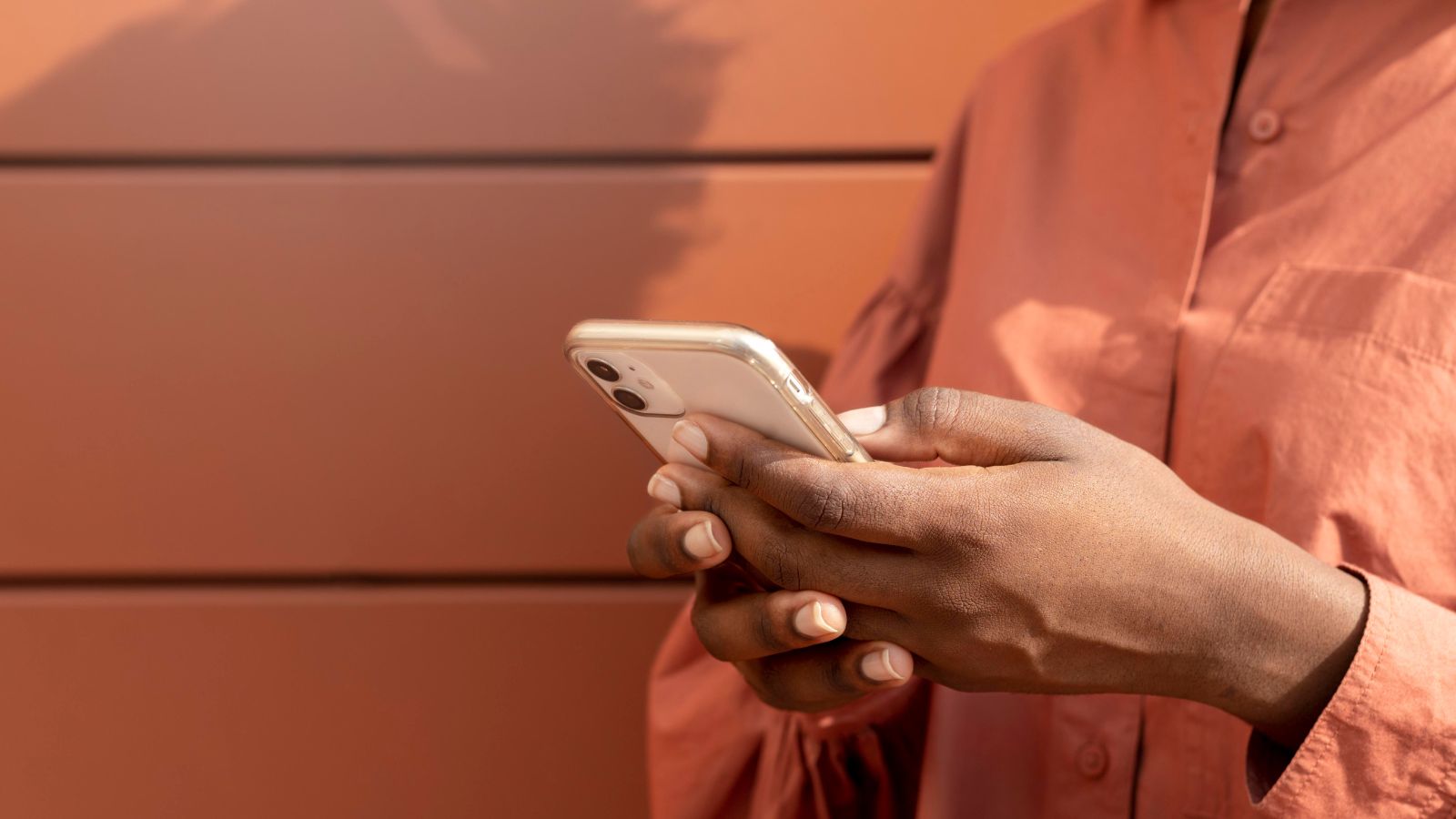 Mulher usando iPhone