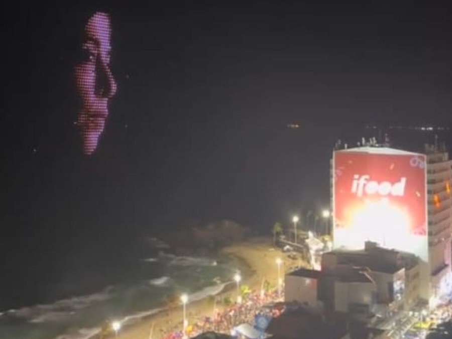 Rosto da atriz Fernanda Torres formado por drones no céu de Salvador  no Carnaval 2025