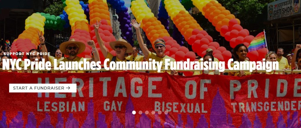 participantes da Parada do Orgulho de Nova York levam faixa com pedido de doções para a organização do  evento