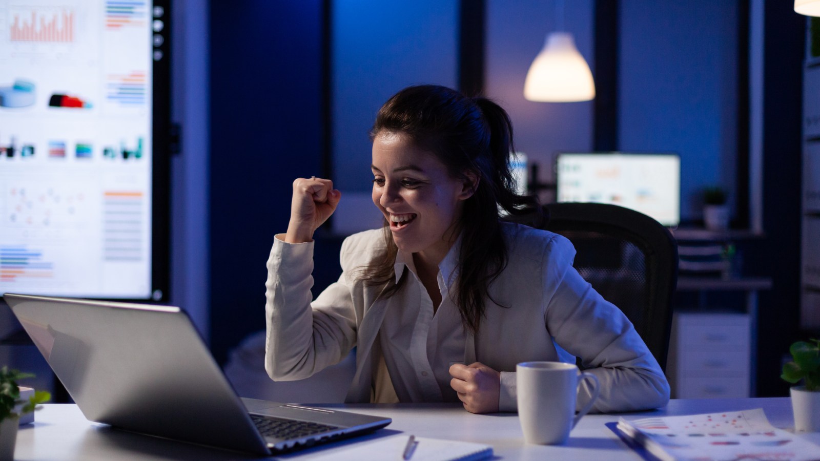 mulher com os braços para cima comemorando