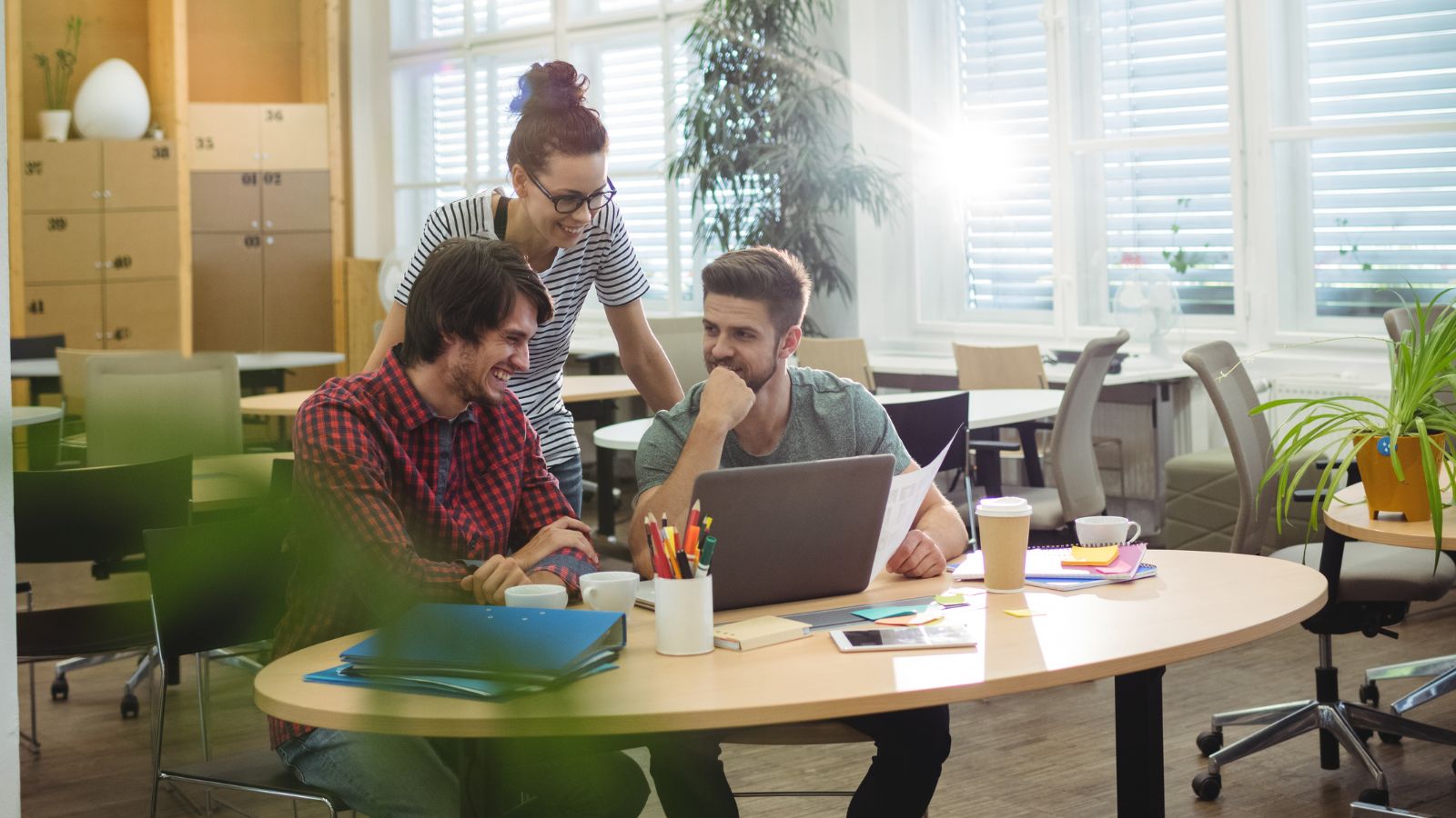 Equipe de trabalho feliz reunidos