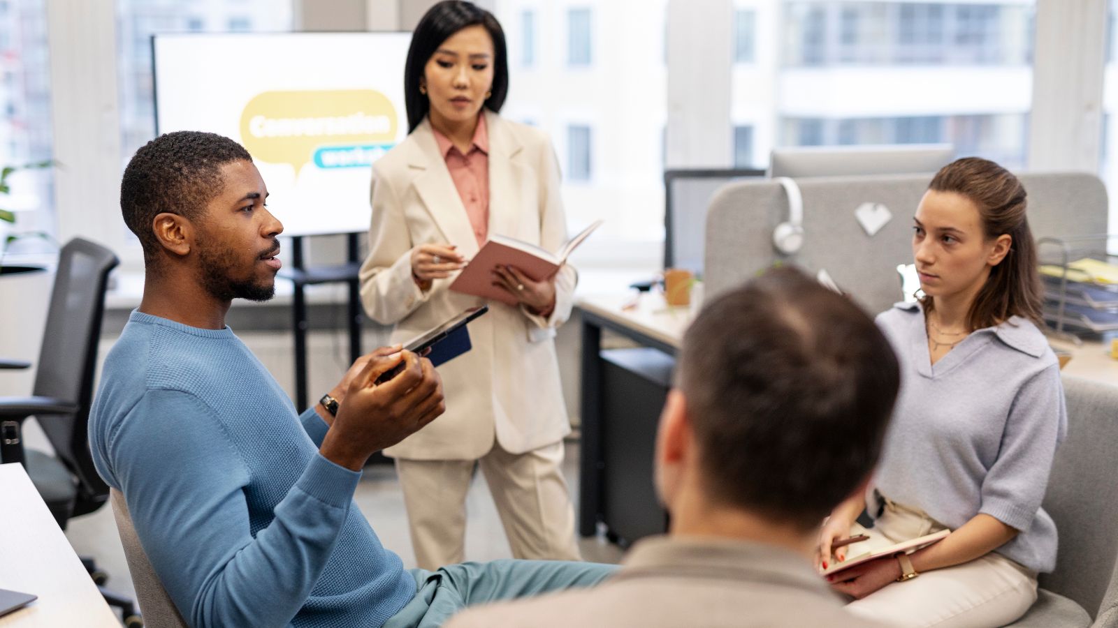 Colegas de trabalho aprendendo juntos