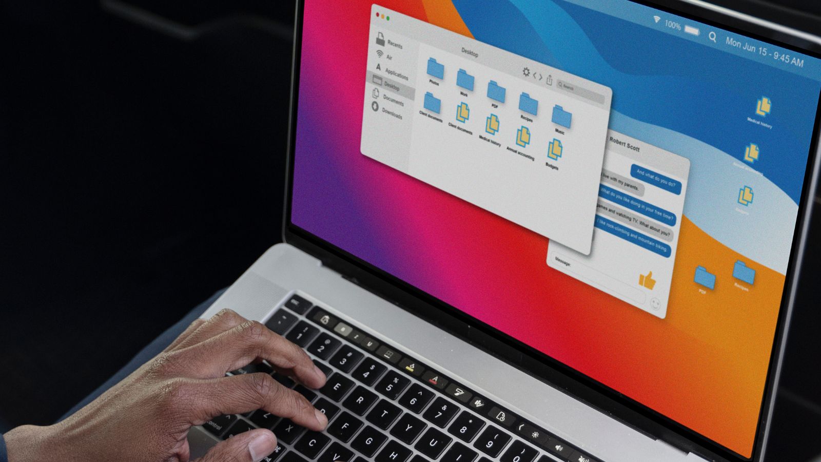 Pessoa mexendo no notebook