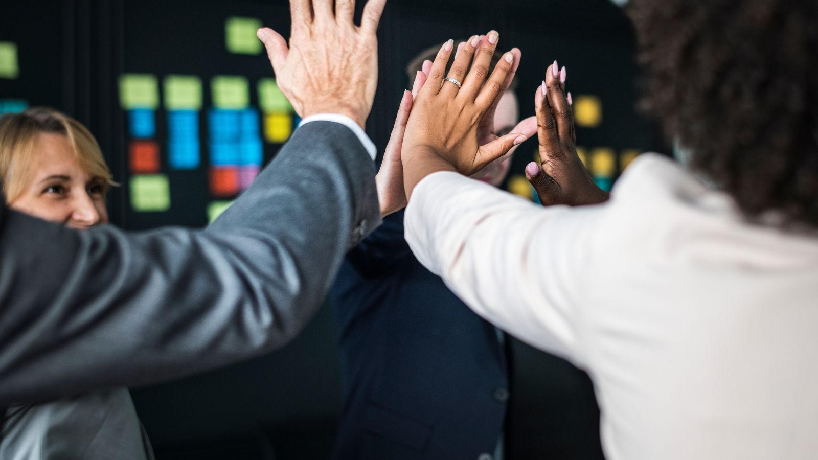 Equipe do trabalho dando toque de mão