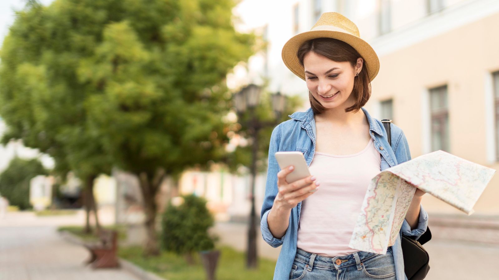 Mulher planejando viagem com o celular