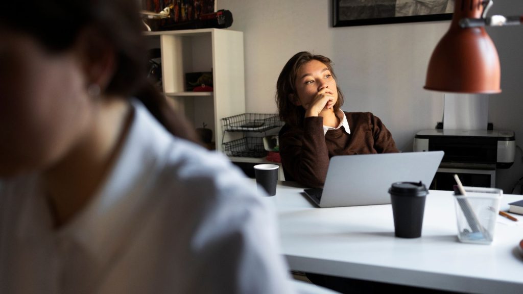 Mulher no trabalho olhando para janela