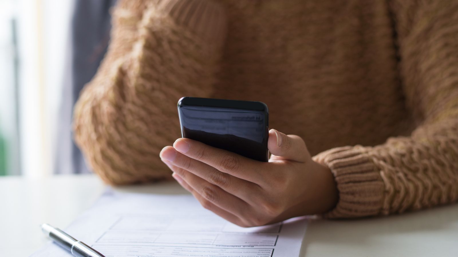 Mulher segurando celular