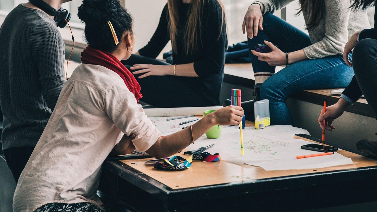 Equipe no trabalho reunidos de forma despojada