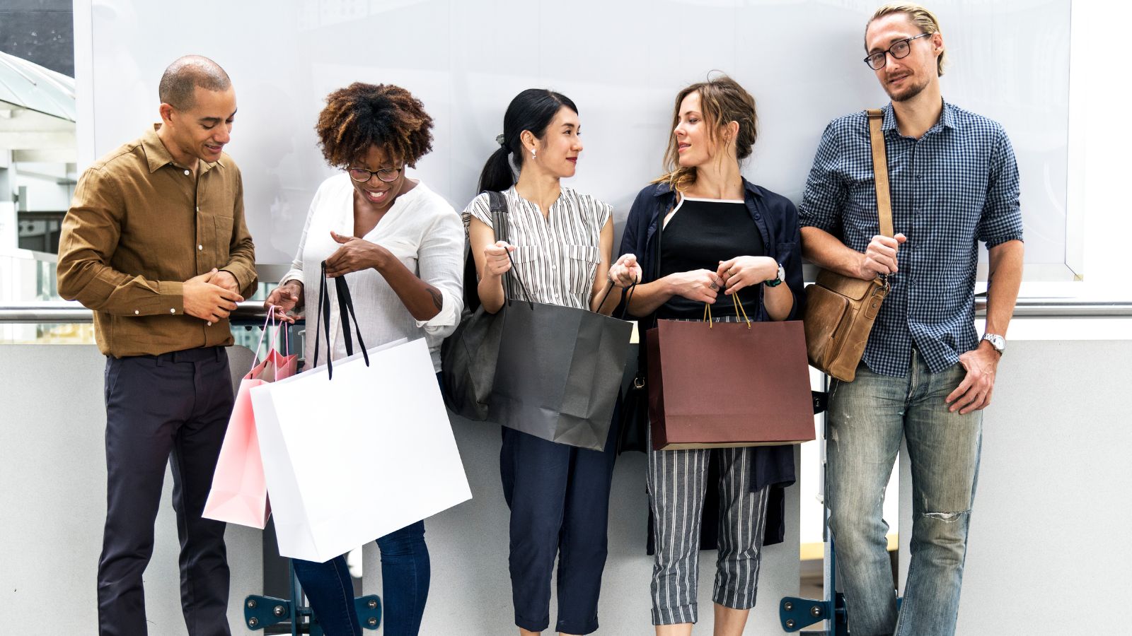 Pessoas diversas com sacolas de compra