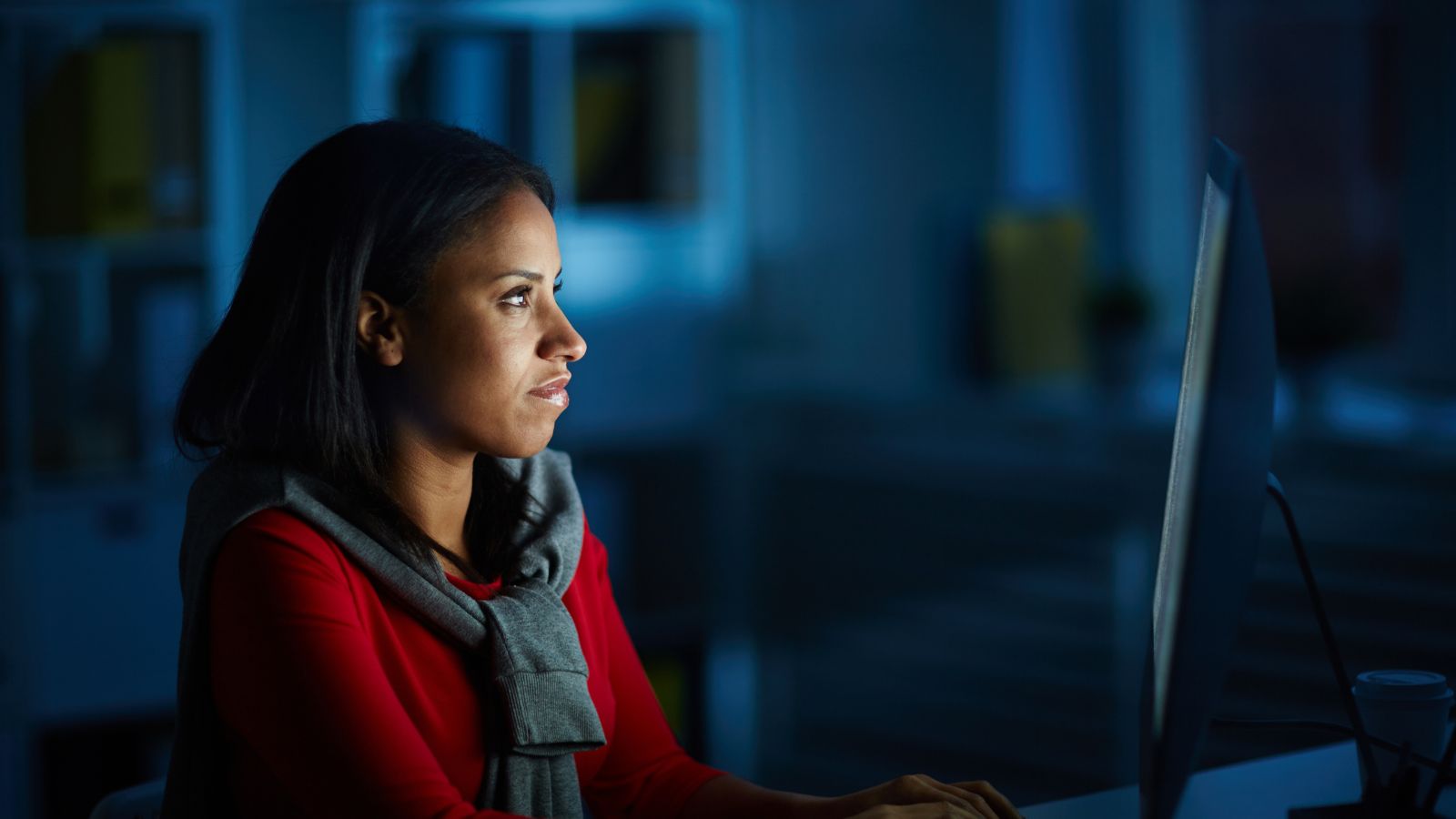 Mulher escrevendo no computador