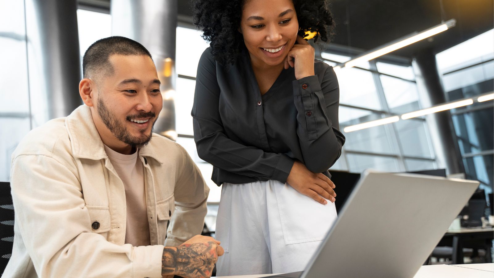 Homem e mulher no trabalhando mexendo no notebook