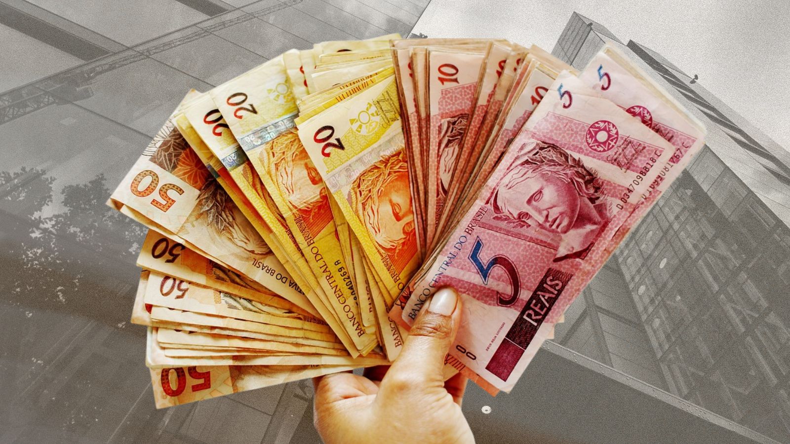 Pessoa segurando cédulas de dinheiro