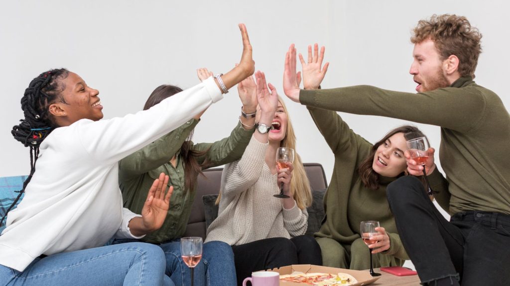 Amigos reunidos jogando