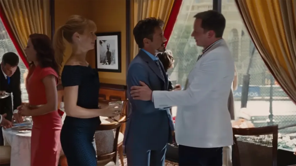 Tony Stark cumprimenta Elon Musk no filme "Homem de Ferro 2"