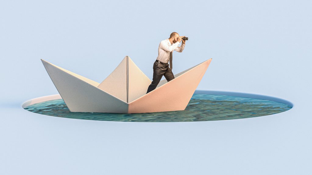 homem com binóculo navegando em barco de papel