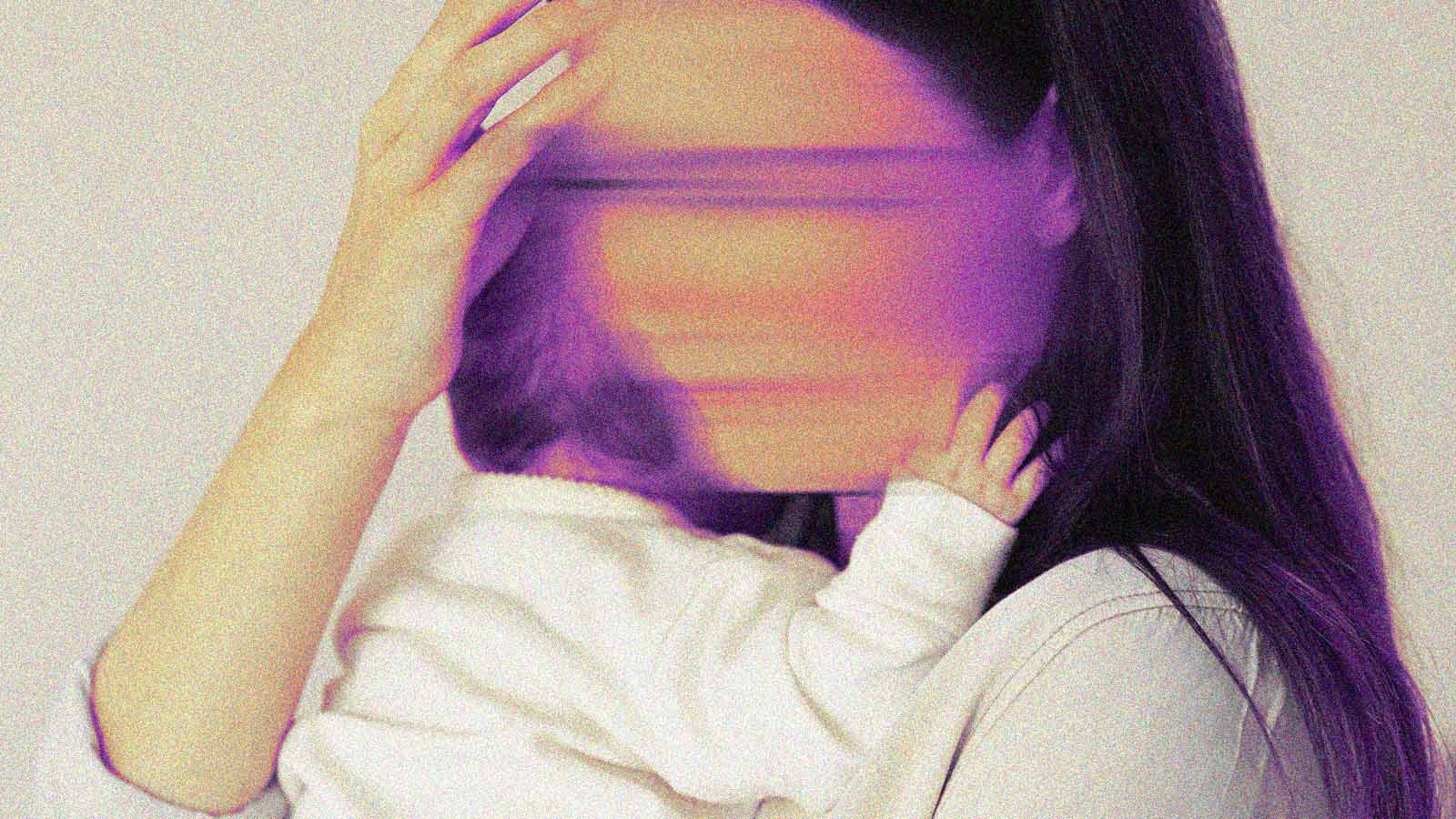 mãe trabalhadora com bebê no colo