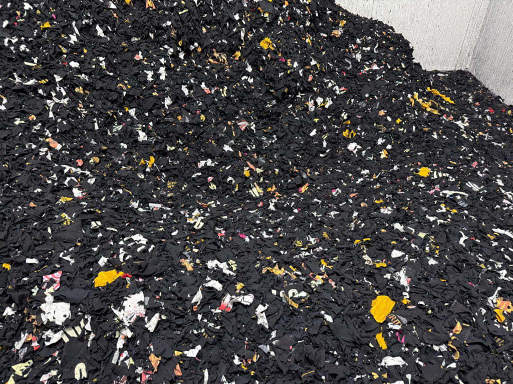 camisetas de shows de artistas que não foram vendidas e serão recicladas