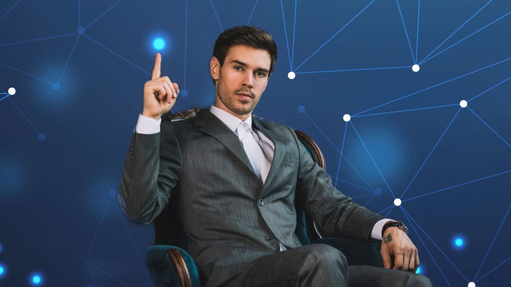 Homem sentado em cadeira apontando para fundo azul tecnológico