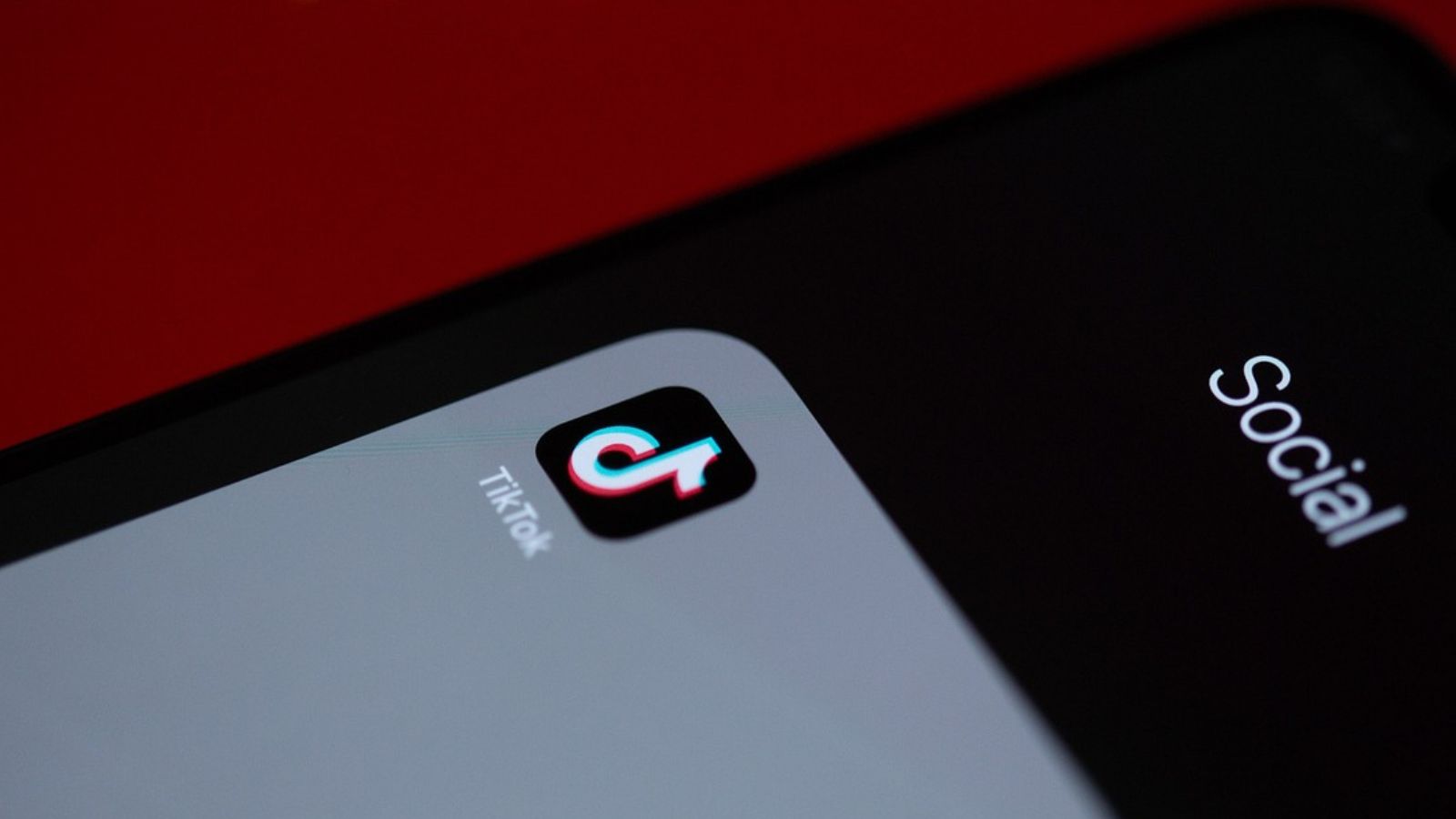 Tela de celular com destaque ao aplicativo do TikTok