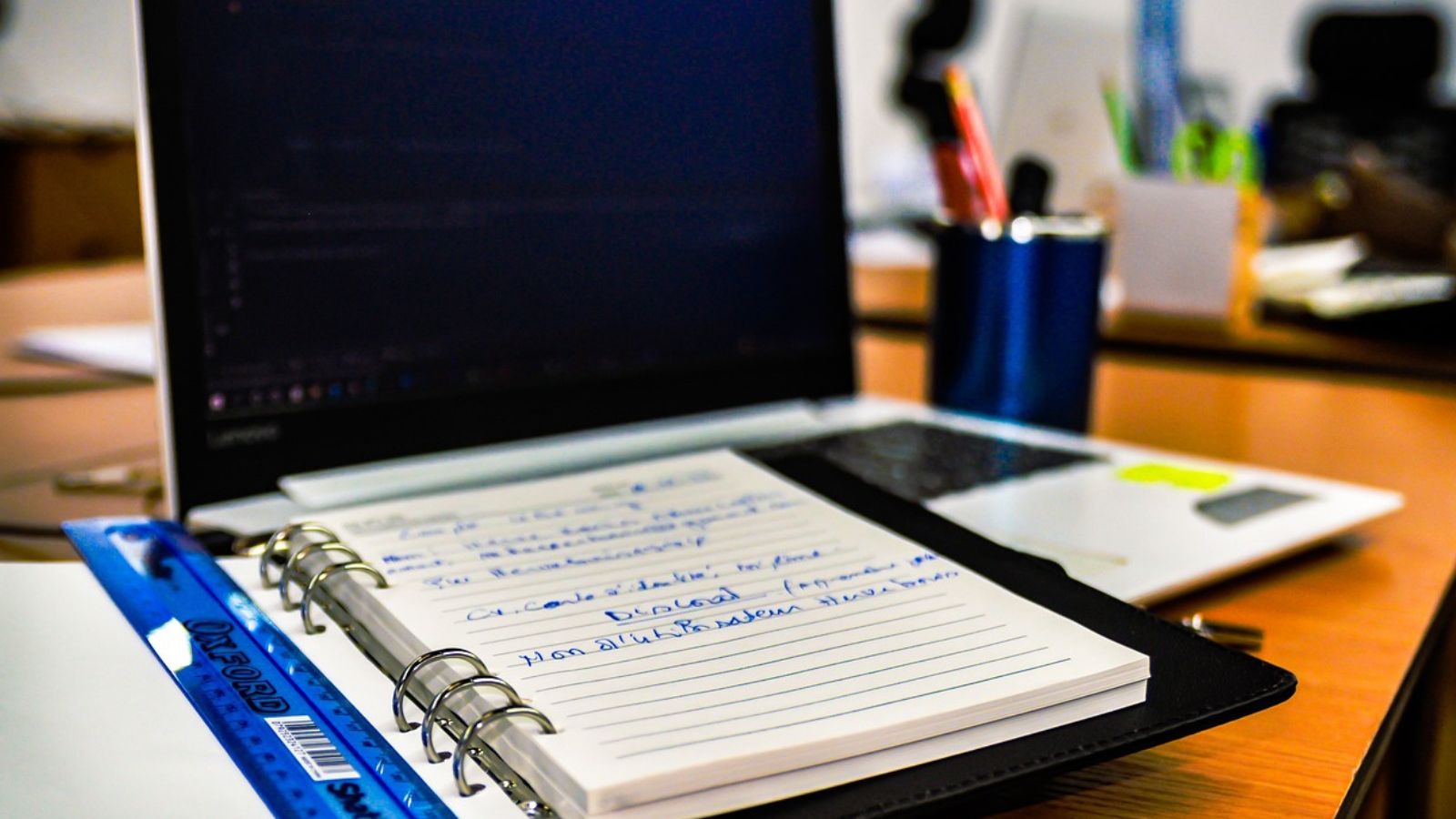 Agenda e notebook em mesa de escritório