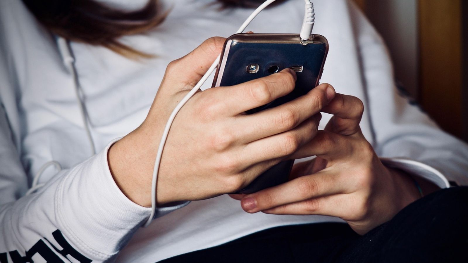 Jovem tirando print no celular