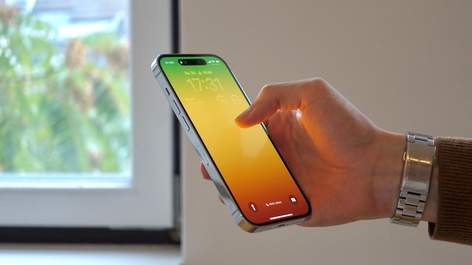 Pessoa mexendo no iPhone