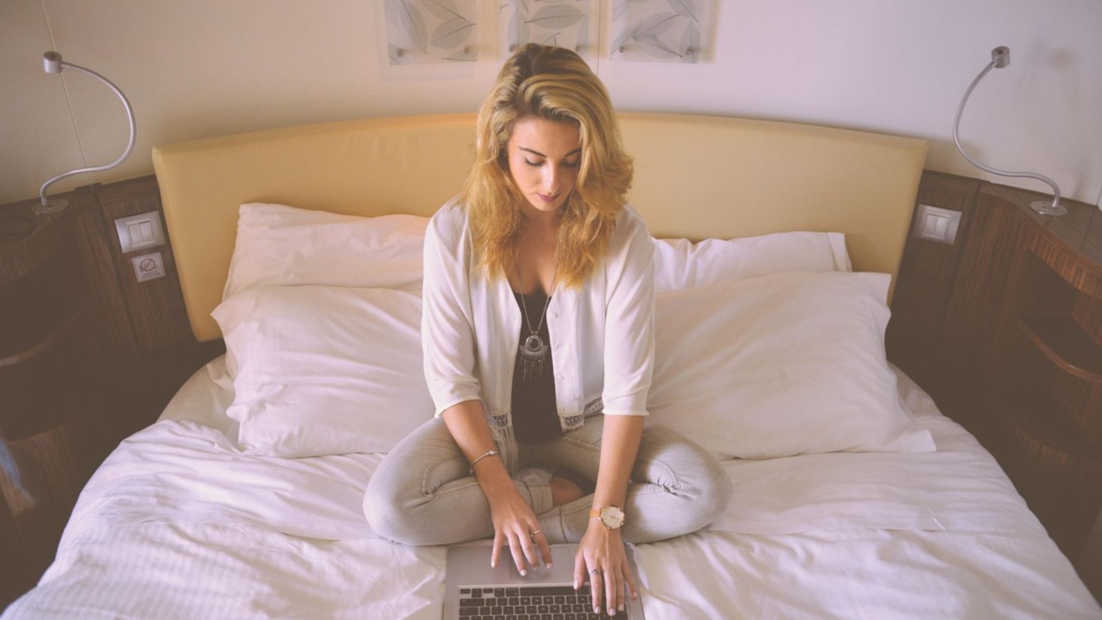 Mulher mexendo em notebook