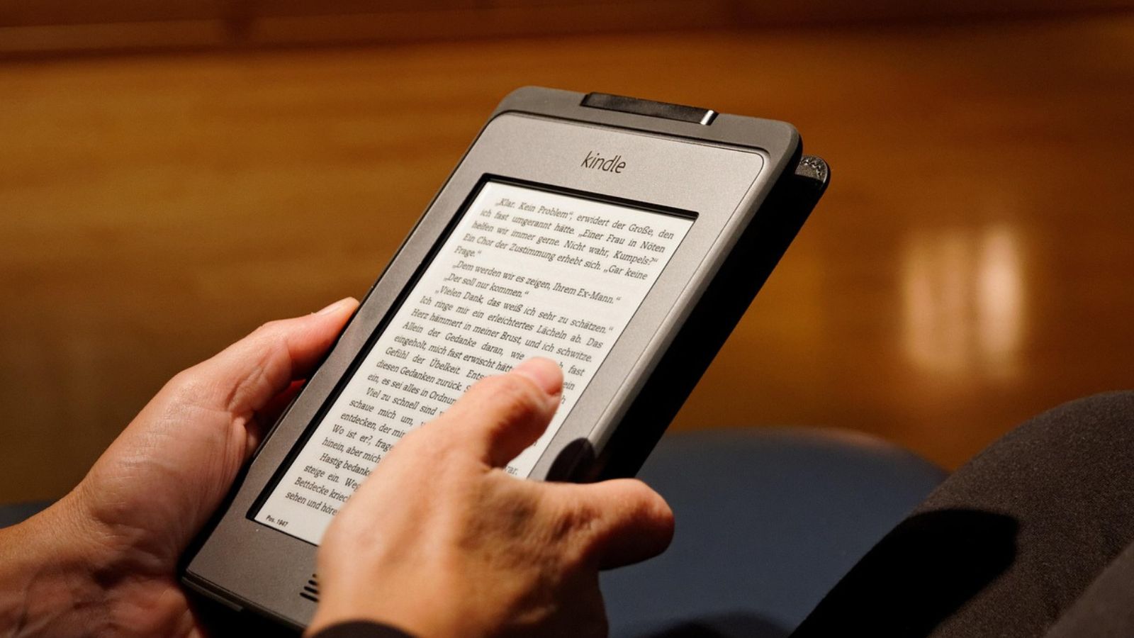 Pessoa lendo pelo Kindle