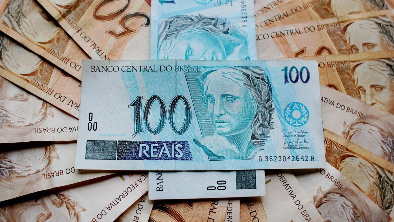 Notas de cem e cinquenta reais