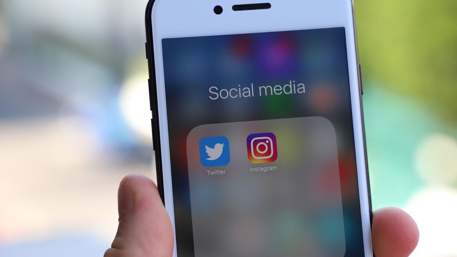 Redes sociais em destaque em celular