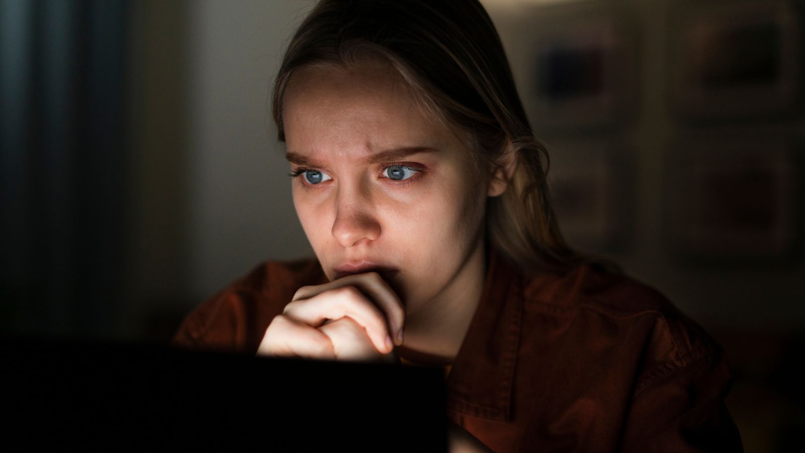 Criança olhar assustado para computador