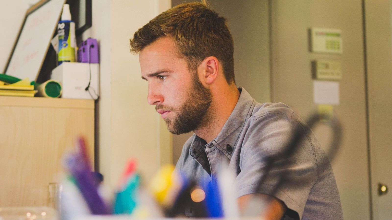 Homem trabalhando em escritório